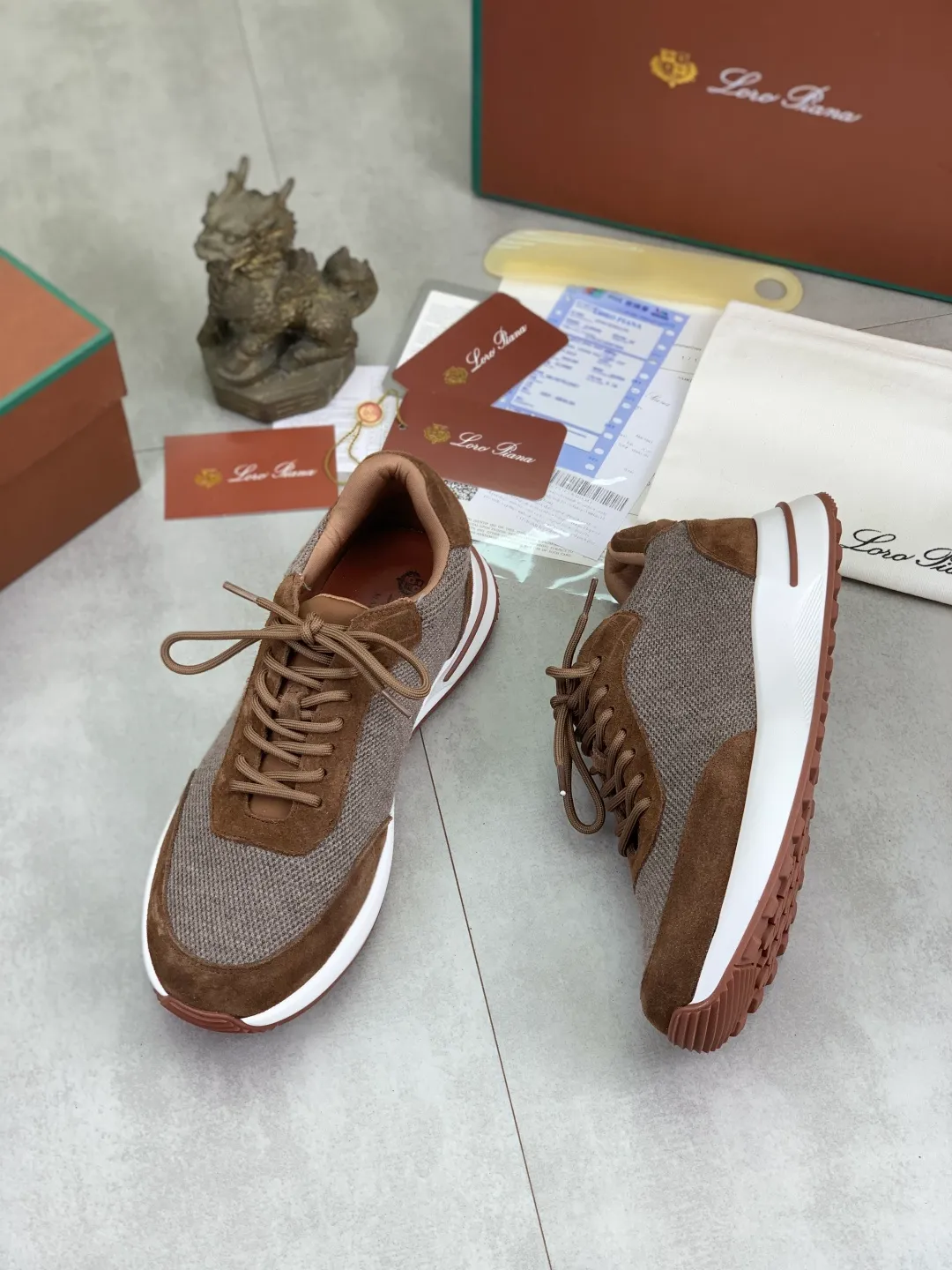 Men's men's shoes 💰P440 New model 💰 The latest casual shoes Loro Piana 💯 Top grade 💯 Buy the original copy 💯 Founded the existing Loro Piana company on April 24, 1924. It is now the sixth generation of family business, providing top quality products to customers who are discerning about taste and quality. Imported original fly woven fabric with cowhide fabric, plain calfskin lining. Hand-sewn thread with cowhide feet. Original packaging. High-end outsole. Size: 38-44 (customized for 45 and 46). 5️⃣ colors available.